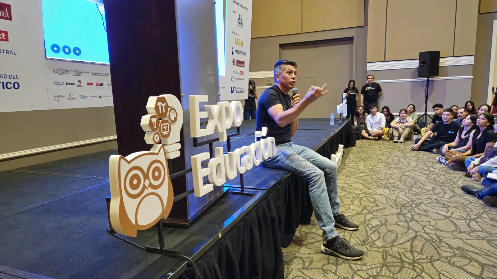 El Profe Alex dando una charla a estudiantes en Expo Educación